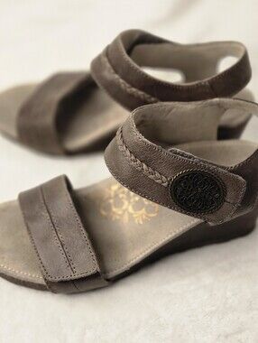 Aetrex Women's Leather Wedge Sandals Size 7A Brown Adjustable Straps